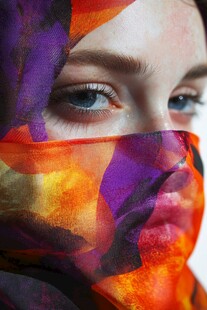 多彩蒙面少女的神秘之美