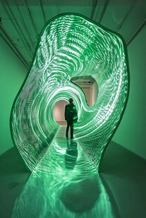 绿光隧道中的神秘身影