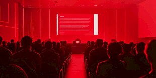 红色会场内的观众聚集场景