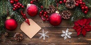 圣诞装饰摆放在木质背景上