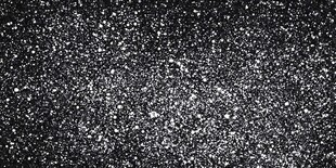 黑色背景上的银色闪光颗粒