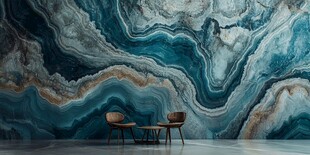 蓝绿大理石墙前的桌椅组合