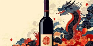 中式龙纹旁的优雅红酒瓶