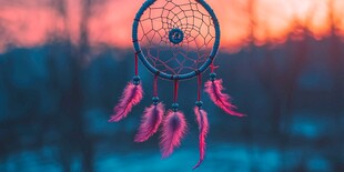 梦幻捕梦网在黄昏美景中