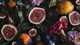 多彩无花果与花卉组合