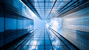 仰视都市摩天大楼景观