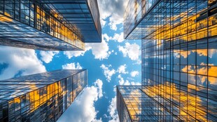 仰观现代摩天大楼与蓝天