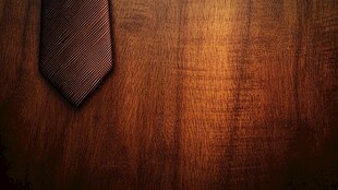 棕色领带置于木质背景上