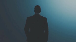 孤独西装男士的沉思背影