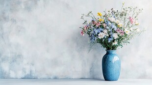 蓝色花瓶中的缤纷野花