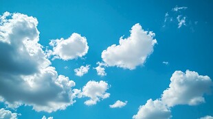 蓝天飘白云的美丽景致