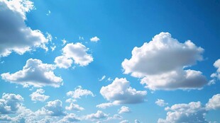 晴朗蓝天与蓬松白云