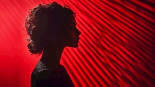 红色光影下的女性侧影