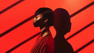 红墙下的优雅女性剪影