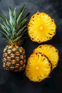 完整菠萝与切片菠萝特写
