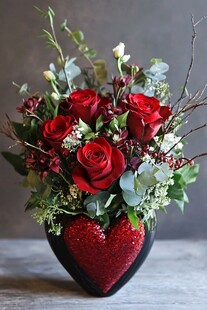 心形花器中的红玫瑰插花