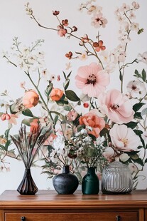 花卉装饰的木质桌与花瓶