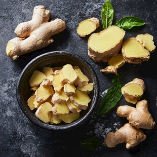 碗中鲜姜片与整颗生姜