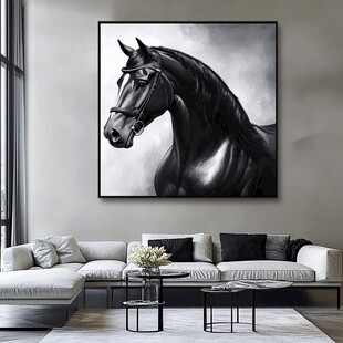 现代客厅中的骏马艺术挂画