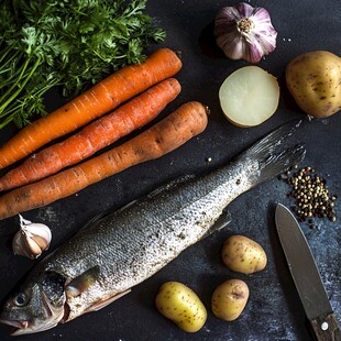 鲜鱼与多样蔬菜食材组合