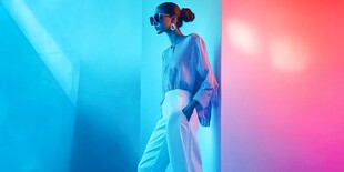 时尚模特于幻彩光影中