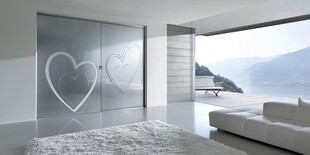 浪漫心形元素的现代客厅