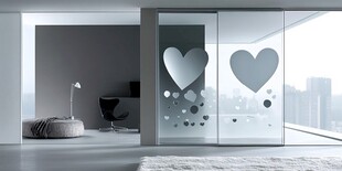 心形玻璃隔断的现代房间