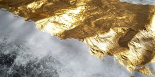 金色山峦云雾环绕美景