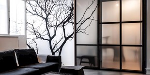 简约客厅内的枯树装饰元素