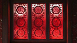 复古红色花纹玻璃门窗