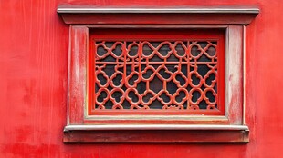 中式红墙镂花窗