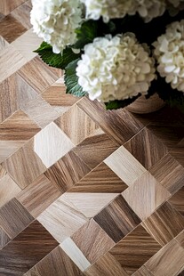 人字形拼花木地板与花卉