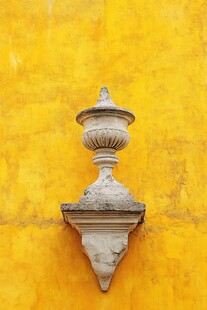 黄墙之上的古典石质装饰