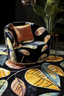 叶纹沙发配多彩地毯