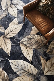 树叶图案地毯与棕色皮椅