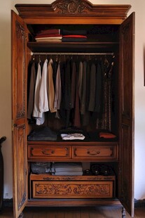 复古雕花实木衣柜内部展示