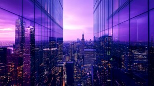 城市夜景中的璀璨高楼