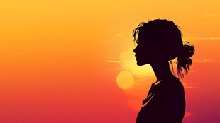 夕阳下的女性剪影