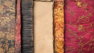 复古书籍与精美织物组合