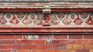 古砖墙精致花纹装饰