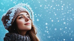 冬日戴帽女子沐浴雪花中