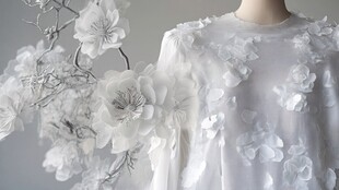 白色花朵装饰的优雅服饰