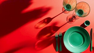 红底绿餐具的优雅餐桌布置