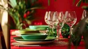 红色桌布上的精致餐具布置