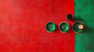 红绿背景上的多彩杯具