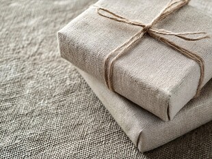 麻布包裹的精美礼物