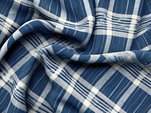 蓝白格纹布料的优雅褶皱