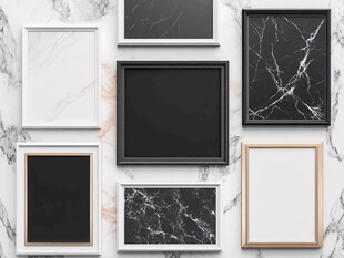 多样相框陈列于大理石背景