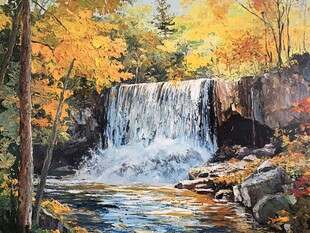 秋日森林中的美丽瀑布