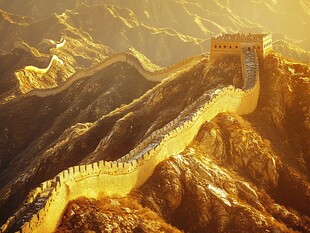 金色长城蜿蜒于山峦间